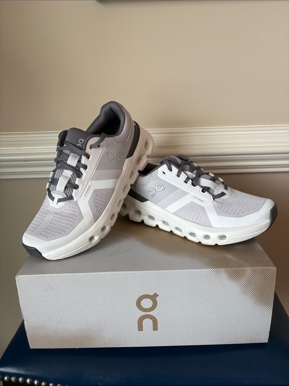 On Cloudrunner 2, Women’s 9.5